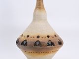 un vase marron et blanc percé de trous