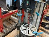 une machine posée sur une palette