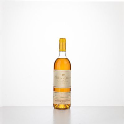 une bouteille de whisky posée sur une table