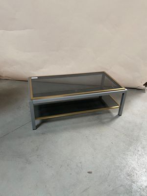 table basse avec plateau en verre et pieds en métal