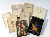 plusieurs livres sont empilés sur une table
