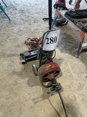 une moto posée au sol et munie d'une plaque d'immatriculation