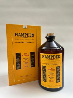 une bouteille de Hampden est posée à côté d'une boîte
