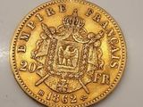 une pièce d'or ornée d'un blason et d'une couronne