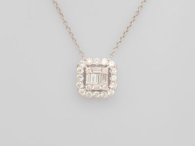 Collier coussin ajouré en or gris 750°/°° (18K), pavé de dia…