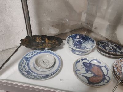 plusieurs assiettes et bols exposés dans une vitrine