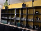 de nombreux verres sur les étagères de la cuisine