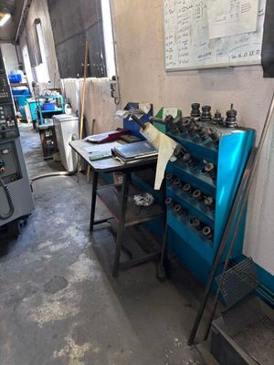 une photo d'un atelier rempli d'outils