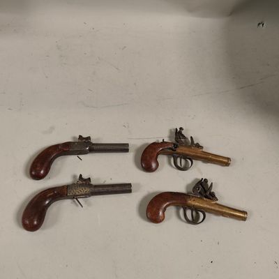 trois vieux fusils sont posés côte à côte sur une table