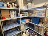 une pièce remplie de nombreuses étagères et de nombreux bacs