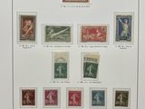 une photo d'un tableau encadré représentant une collection de timbres