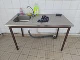 un lavabo et un autre lavabo dans une pièce au sol carrelé