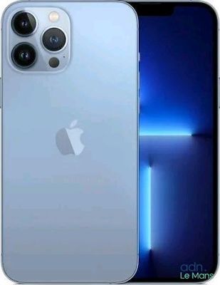 un gros plan sur l'arrière d'un iPhone 11 et d'un iPhone 11