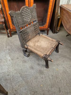 une chaise qui se trouve au milieu d'une pièce