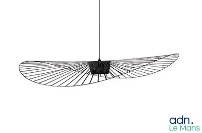 une photo en noir et blanc d'un luminaire suspendu au plafond