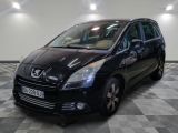 la photo d'une voiture noire garée dans un garage