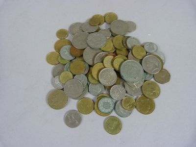une pile de pièces de monnaie posée sur une surface blanche