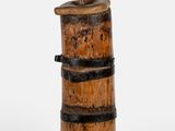un grand objet en bois d'où sort une paille