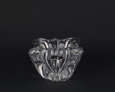 un gros plan d'un vase en verre transparent posé sur une surface noire