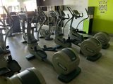 de nombreux vélos d'appartement dans une salle de sport aux murs verts
