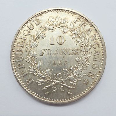 gros plan d'une pièce de monnaie sur une surface blanche