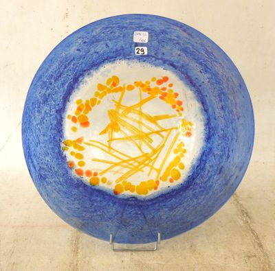 une assiette bleue et jaune ornée de fleurs jaunes