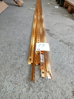 un rail de train posé au milieu du sol