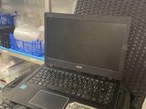 un ordinateur portable posé sur une valise