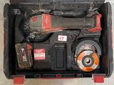 une boîte à outils contenant des outils, posée sur le sol