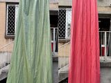 deux rideaux suspendus à une corde à linge à l'extérieur d'un immeuble