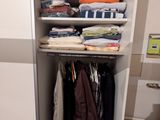 une armoire remplie de vêtements