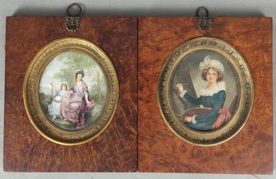 paire de portraits miniatures de femmes en costume d'époque, montés sur une plaque en bois