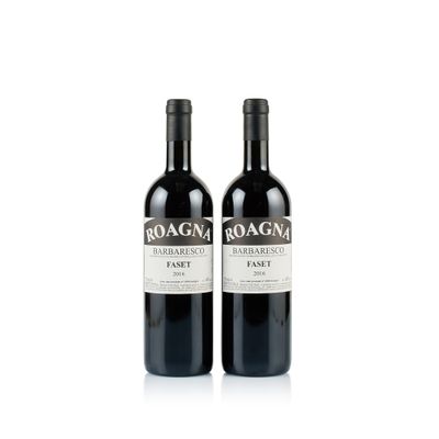 deux bouteilles de vin rouge posées l'une à côté de l'autre sur une surface blanche