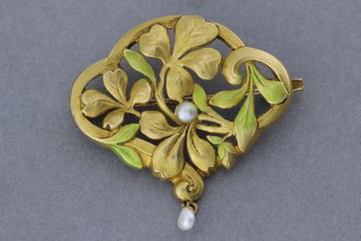 Gros plan sur une broche contenant une perle