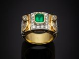 une bague en émeraude et diamant