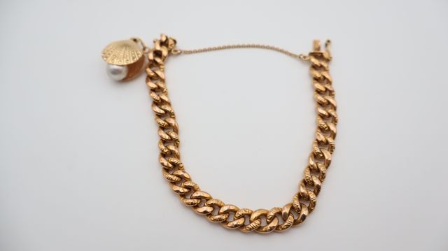 Gourmette en or jaune 18 carats 750 millièmes avec un pendentif f...