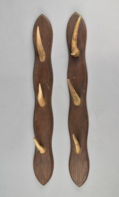 deux morceaux de bois recouverts de peinture dorée, posés l'un à côté de l'autre