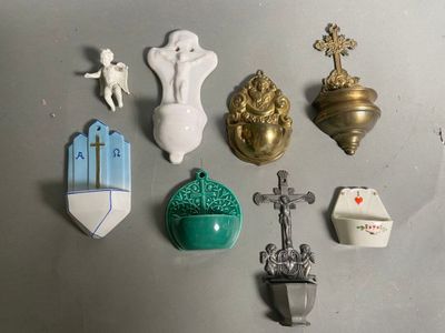 beaucoup d'objets religieux sur la table