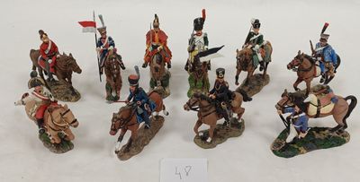 de nombreuses figurines représentant des soldats à cheval et brandissant des drapeaux