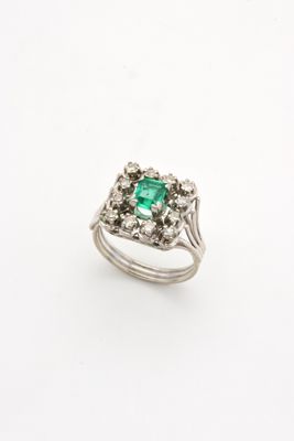 bague en émeraude et diamant sur fond blanc