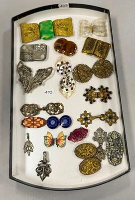 de nombreux types de broches exposés dans une vitrine