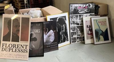 une pile de livres posée par terre à côté d'une autre pile de livres