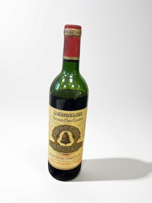 une bouteille de vin posée sur une table