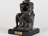 statue représentant un homme et une femme assis sur un rocher