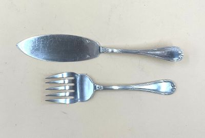 deux fourchettes et un couteau posés sur une table