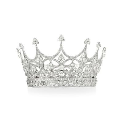 une broche en forme de couronne de diamants sur fond blanc