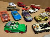 un grand nombre de voitures-jouets qui se trouvent sur la table