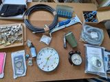 une table sur laquelle se trouvent de nombreux objets, notamment une horloge et d'autres objets