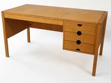 une image représentant un bureau en bois avec trois tiroirs et deux tiroirs