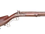 un vieux fusil avec un canon en bois sur fond blanc